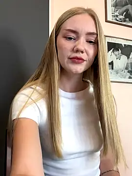 Snapshot of MilaMoone chatting on September 30, 2025, 11:49 am MilaMoone online show from September 30, 2025, 11:49 am