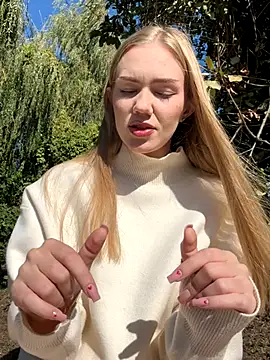 Snapshot of MilaMoone chatting on October 4, 2025, 8:16 am MilaMoone online show from October 4, 2025, 8:16 am