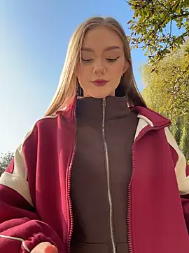 MilaMoone online show from November 7, 2025, 11:04 am