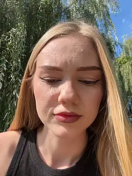 Snapshot of MilaMoone chatting on September 17, 2025, 10:39 am MilaMoone online show from September 17, 2025, 10:39 am