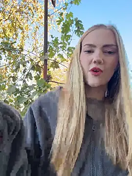 Snapshot of MilaMoone chatting on October 17, 2025, 11:56 am MilaMoone online show from October 17, 2025, 11:56 am