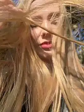 Snapshot of MilaMoone chatting on September 27, 2025, 10:21 am MilaMoone online show from September 27, 2025, 10:21 am