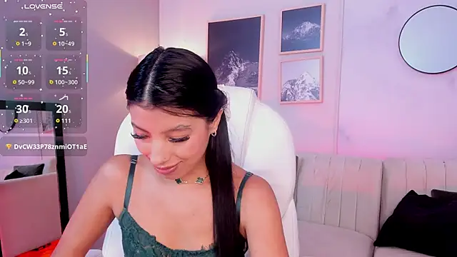 Snapshot of Tiffany_Low chatting on December 1, 2025, 1:23 pm Tiffany Low online show from December 1, 2025, 1:23 pm