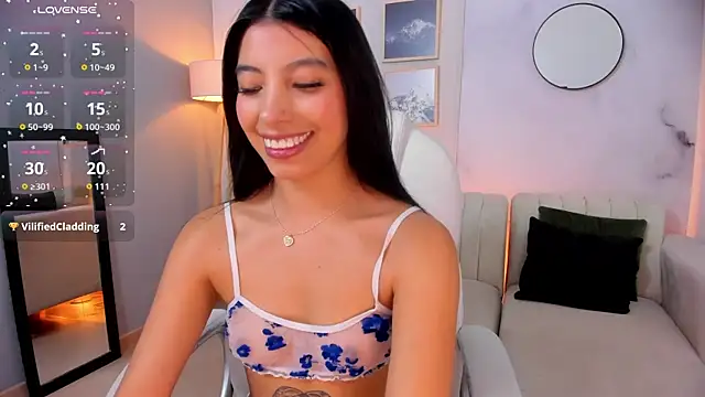 Snapshot of Tiffany_Low chatting on November 12, 2025, 1:37 pm Tiffany Low online show from November 12, 2025, 1:37 pm