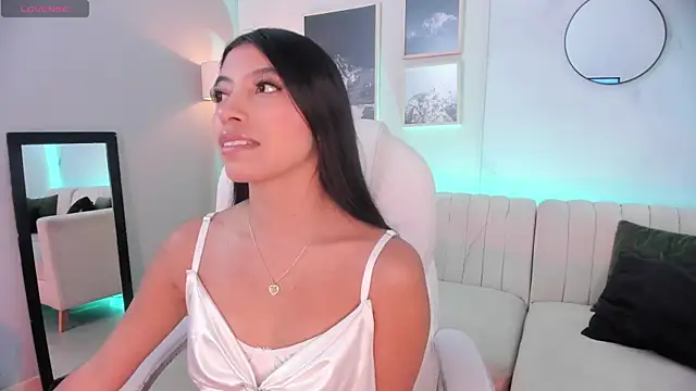 Snapshot of Tiffany_Low chatting on November 26, 2025, 1:00 pm Tiffany Low online show from November 26, 2025, 1:00 pm