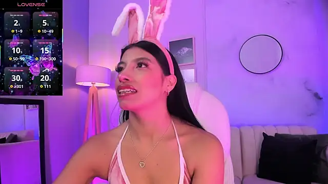 Snapshot of Tiffany_Low chatting on October 29, 2025, 1:32 pm Tiffany Low online show from October 29, 2025, 1:32 pm