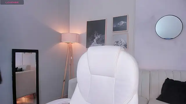 Snapshot of Tiffany_Low chatting on December 14, 2025, 1:28 pm Tiffany Low online show from December 14, 2025, 1:28 pm