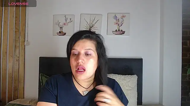 Snapshot of Andrea_secret_ chatting on November 19, 2025, 1:00 pm Andrea secret online show from November 19, 2025, 1:00 pm