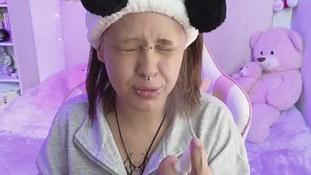 Snapshot of NekoWaifu chatting on May 11, 2026, 2:45 pm NekoWaifu online show from May 11, 2026, 2:45 pm