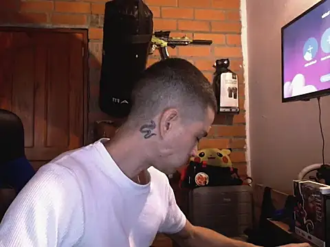 Snapshot of Travis_R chatting on October 27, 2025, 1:45 pm Travis R online show from October 27, 2025, 1:45 pm