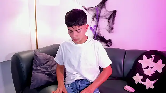 Snapshot of Peter_chase chatting on October 25, 2025, 7:03 pm Peter chase online show from October 25, 2025, 7:03 pm