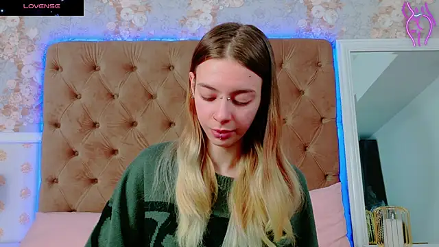 Snapshot of CoraVex chatting on October 27, 2025, 3:51 am CoraVex online show from October 27, 2025, 3:51 am