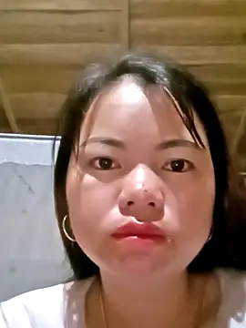 emly-xinh18 online show from October 29, 2025, 9:36 pm