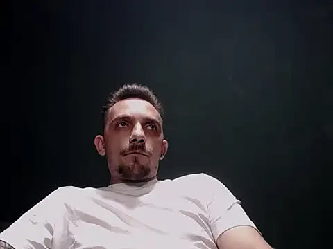 Snapshot of guesswhatbitch chatting on September 28, 2025, 7:43 pm guesswhatbitch online show from September 28, 2025, 7:43 pm