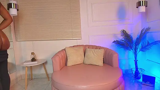 Snapshot of alessia_moon1 chatting on October 18, 2025, 4:20 pm alessia moon1 online show from October 18, 2025, 4:20 pm