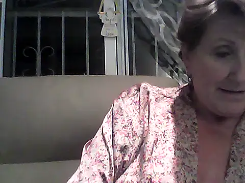 Snapshot of LadyLuxe_xx chatting on October 13, 2025, 6:20 pm LadyLuxe xx online show from October 13, 2025, 6:20 pm