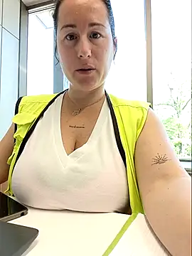 bichota85 online show from April 27, 2026, 8:56 am