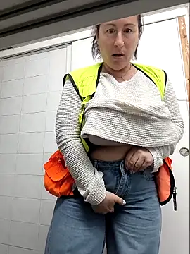 bichota85 online show from April 23, 2026, 8:54 am