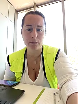 bichota85 online show from April 24, 2026, 9:22 am