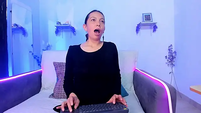 karlaaa   online show from December 15, 2025, 3:07 pm