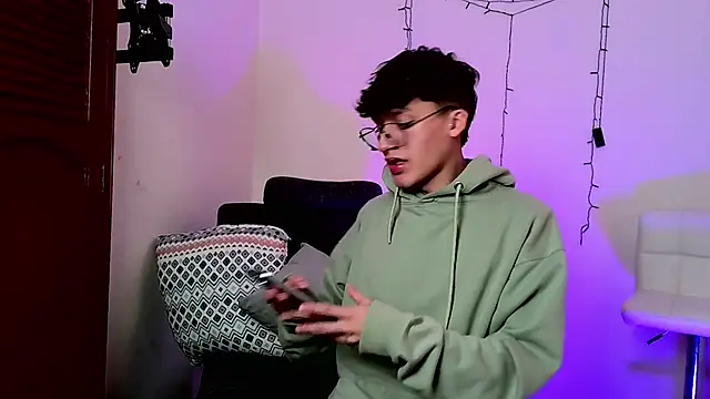 Snapshot of bellmontneon chatting on November 12, 2025, 11:25 am bellmontneon online show from November 12, 2025, 11:25 am