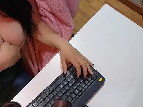 Snapshot of valery_cute_18 chatting on December 5, 2025, 12:10 am valery cute 18 online show from December 5, 2025, 12:10 am