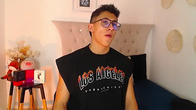 Snapshot of SalvadorFit chatting on December 5, 2025, 8:28 pm SalvadorFit online show from December 5, 2025, 8:28 pm