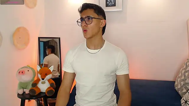 Snapshot of SalvadorFit chatting on November 10, 2025, 8:03 pm SalvadorFit online show from November 10, 2025, 8:03 pm