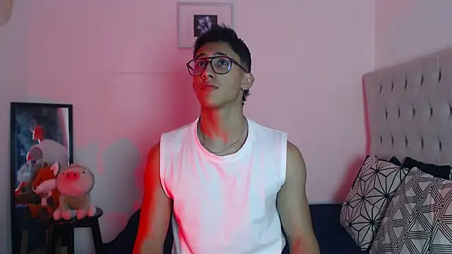 Snapshot of SalvadorFit chatting on November 12, 2025, 8:45 pm SalvadorFit online show from November 12, 2025, 8:45 pm