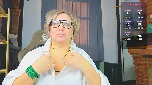 Snapshot of Marta_Wils chatting on November 17, 2025, 3:32 am Marta Wils online show from November 17, 2025, 3:32 am