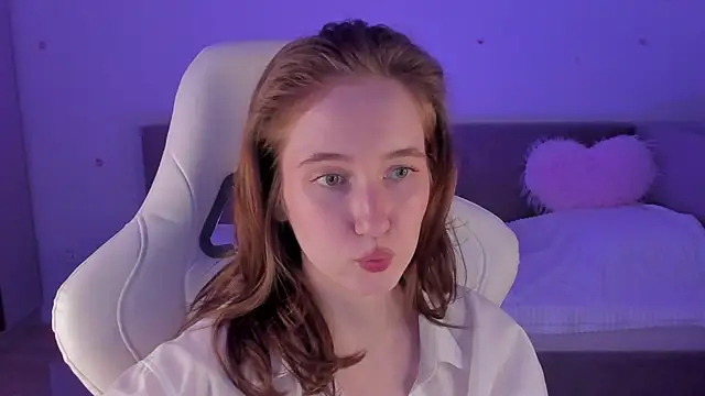 Snapshot of CrystalSoul_ chatting on November 2, 2025, 3:39 pm CrystalSoul online show from November 2, 2025, 3:39 pm