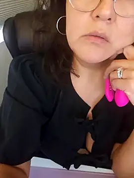 Snapshot of sw33th3art chatting on November 7, 2025, 8:57 pm sw33th3art online show from November 7, 2025, 8:57 pm