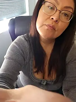 Snapshot of sw33th3art chatting on November 24, 2025, 5:35 pm sw33th3art online show from November 24, 2025, 5:35 pm