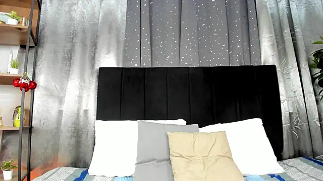 Lenapaul  online show from December 4, 2025, 4:22 am