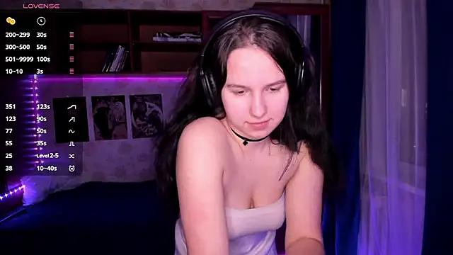 MandaDestiche online show from November 13, 2025, 4:22 pm