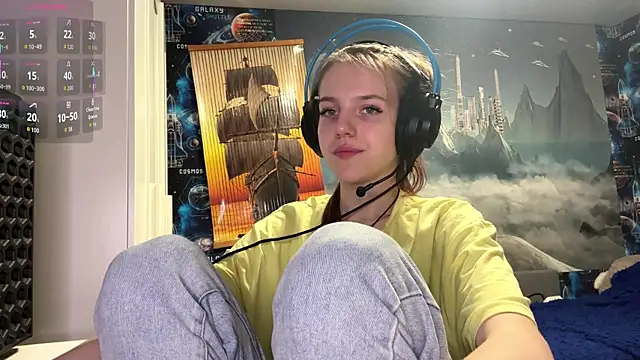 Elira Breeze online show from December 19, 2025, 3:25 pm