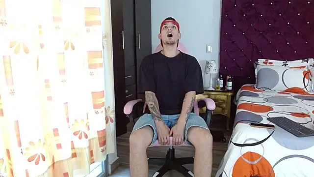 BooyHott  online show from October 24, 2025, 7:35 pm