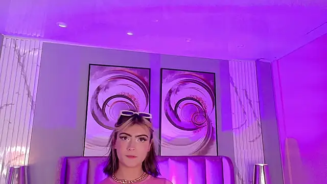 Snapshot of LuisaJonnes_ chatting on September 24, 2025, 1:06 pm LuisaJonnes online show from September 24, 2025, 1:06 pm