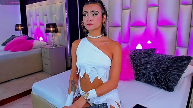 Snapshot of LuisaJonnes_ chatting on October 31, 2025, 3:30 pm LuisaJonnes online show from October 31, 2025, 3:30 pm