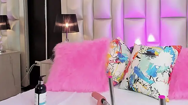 Snapshot of LuisaJonnes_ chatting on October 21, 2025, 4:39 pm LuisaJonnes online show from October 21, 2025, 4:39 pm