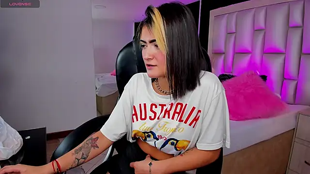 Snapshot of LuisaJonnes_ chatting on November 12, 2025, 5:39 pm LuisaJonnes online show from November 12, 2025, 5:39 pm