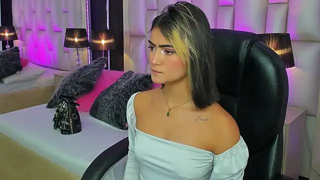 Snapshot of LuisaJonnes_ chatting on November 27, 2025, 3:45 pm LuisaJonnes online show from November 27, 2025, 3:45 pm