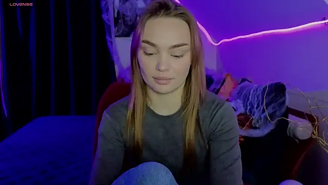 KitsyMoore online show from November 2, 2025, 2:44 pm