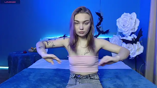 KitsyMoore online show from November 6, 2025, 1:26 pm