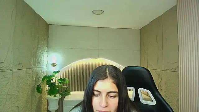 Snapshot of dany_r_ chatting on November 21, 2025, 12:37 pm dany r online show from November 21, 2025, 12:37 pm