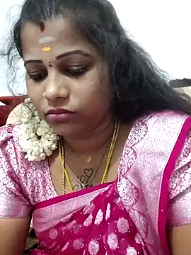 sweetqueen143 online show from April 15, 2026, 10:32 am