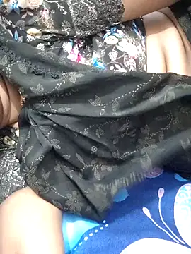 sweetqueen143 online show from April 17, 2026, 4:04 am