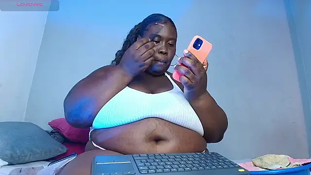 Snapshot of CarolinaGomez_ chatting on January 16, 2026, 8:02 pm CarolinaGomez online show from January 16, 2026, 8:02 pm