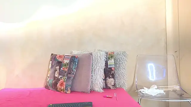 Snapshot of SaraGuzmann chatting on March 4, 2026, 7:21 pm SaraGuzmann online show from March 4, 2026, 7:21 pm