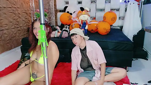 Snapshot of Twindesires chatting on October 29, 2025, 5:23 pm Twindesires online show from October 29, 2025, 5:23 pm